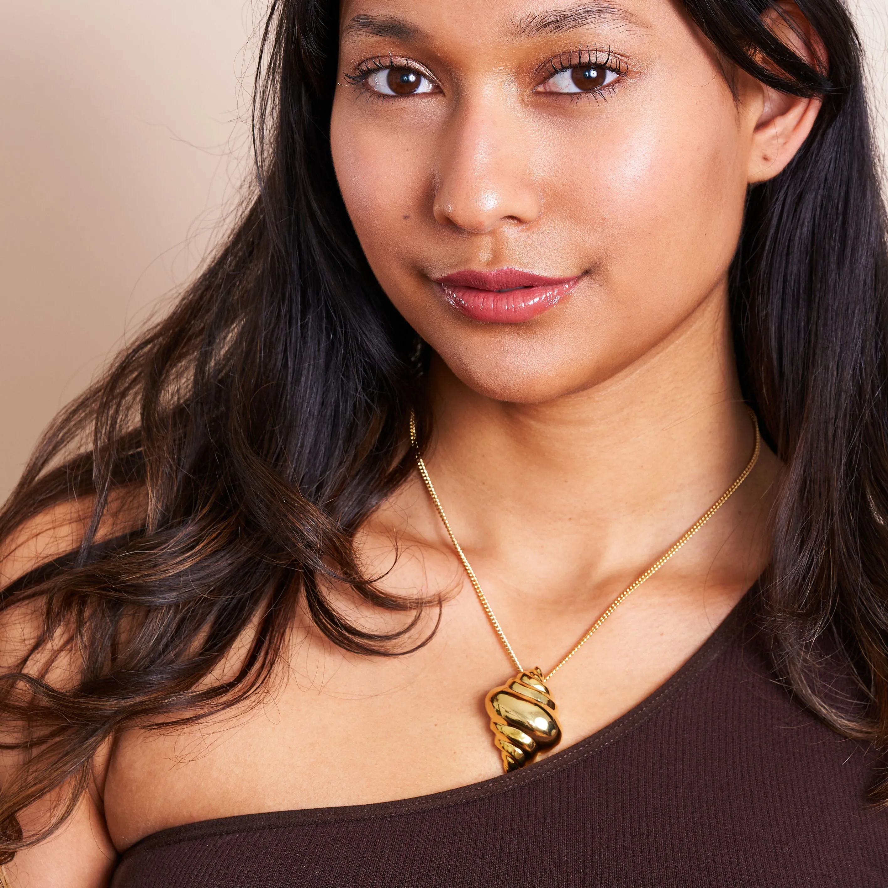 Gold Chain & Seashell Pendant Necklace