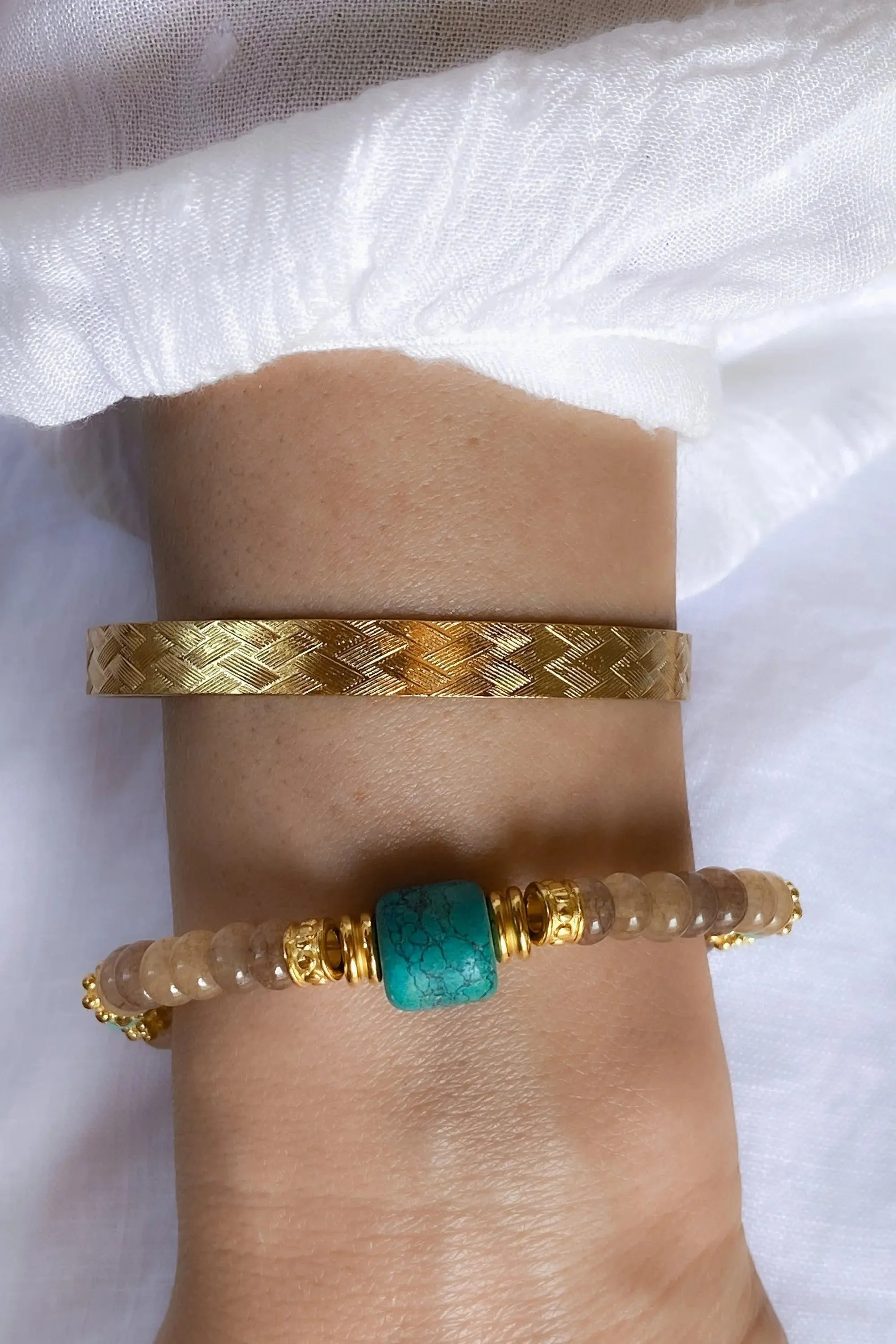 Gold elegant Cuff Bracelet with Straw pattern