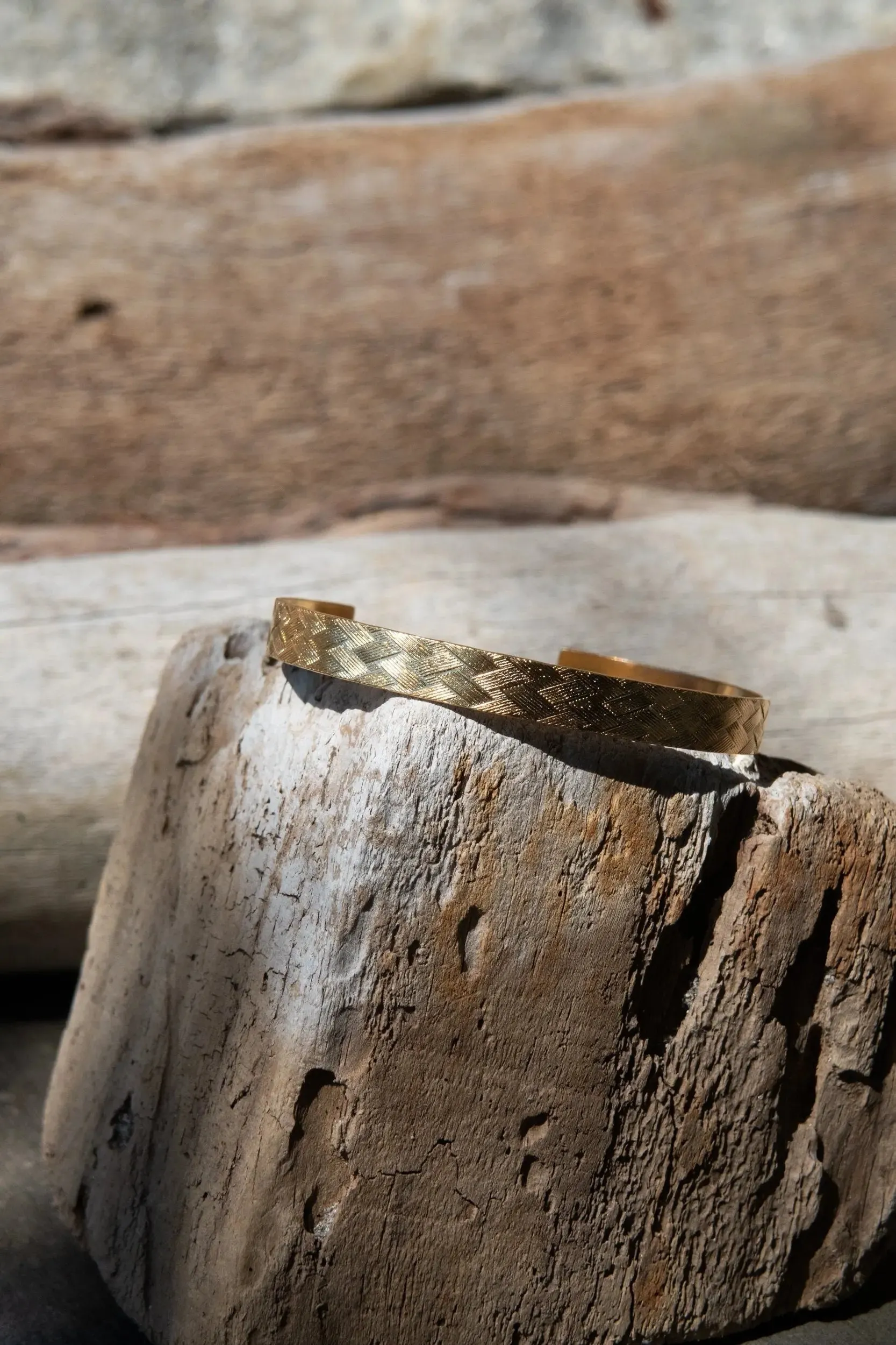 Gold elegant Cuff Bracelet with Straw pattern