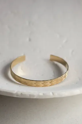 Gold elegant Cuff Bracelet with Straw pattern