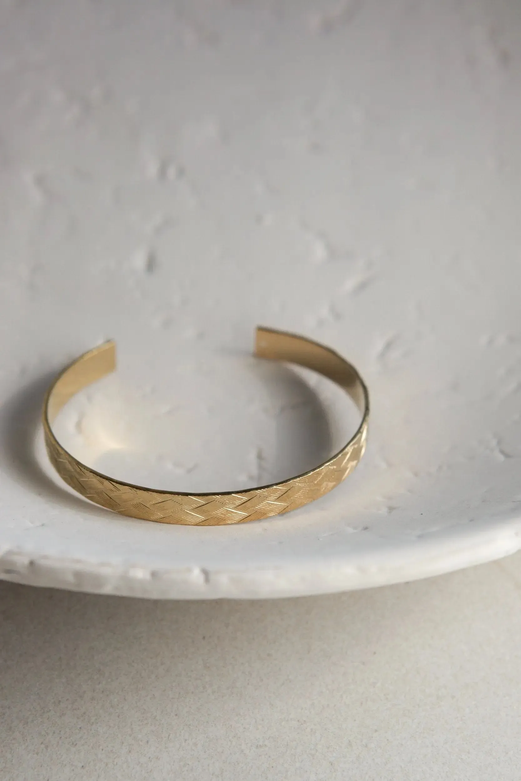 Gold elegant Cuff Bracelet with Straw pattern