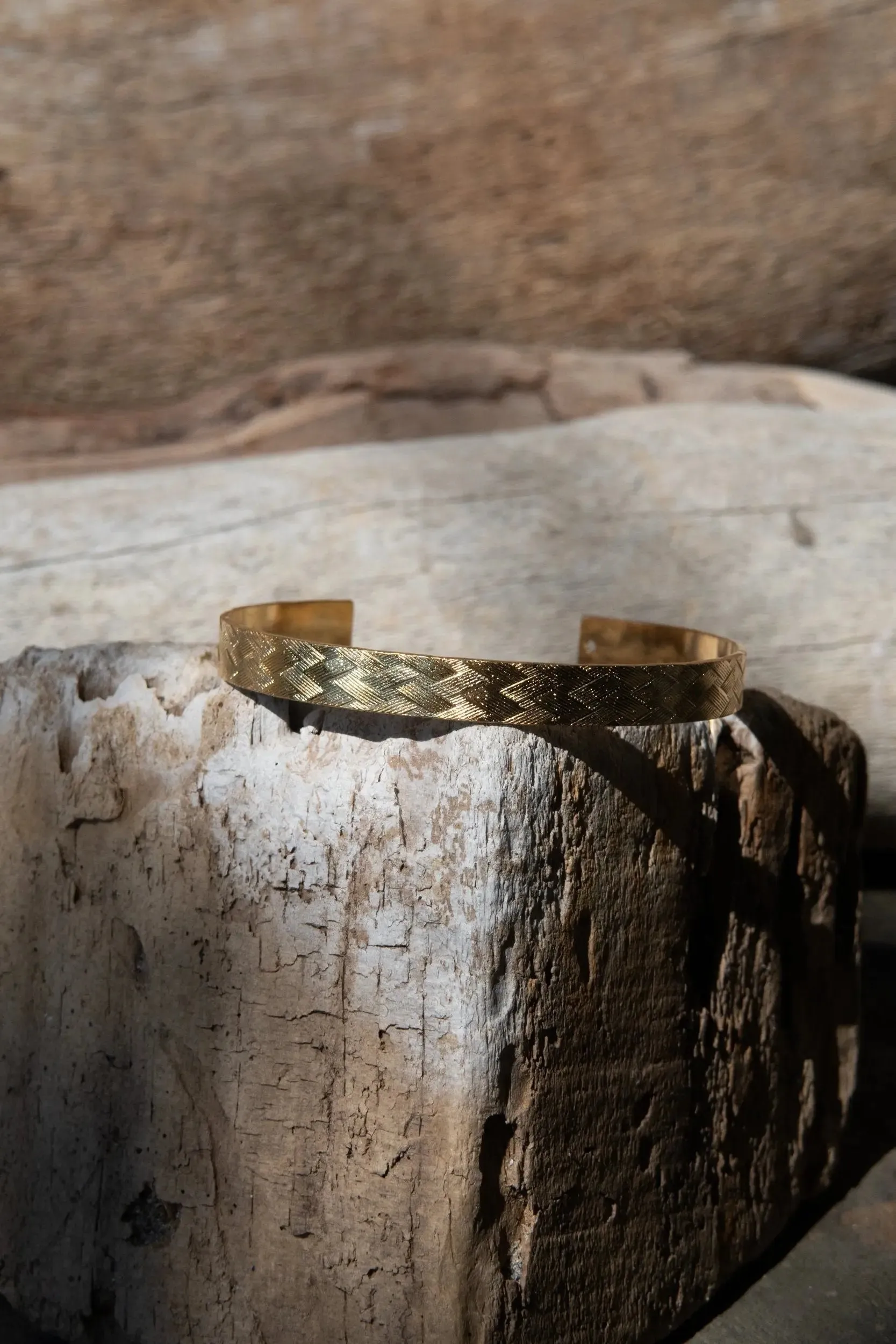 Gold elegant Cuff Bracelet with Straw pattern