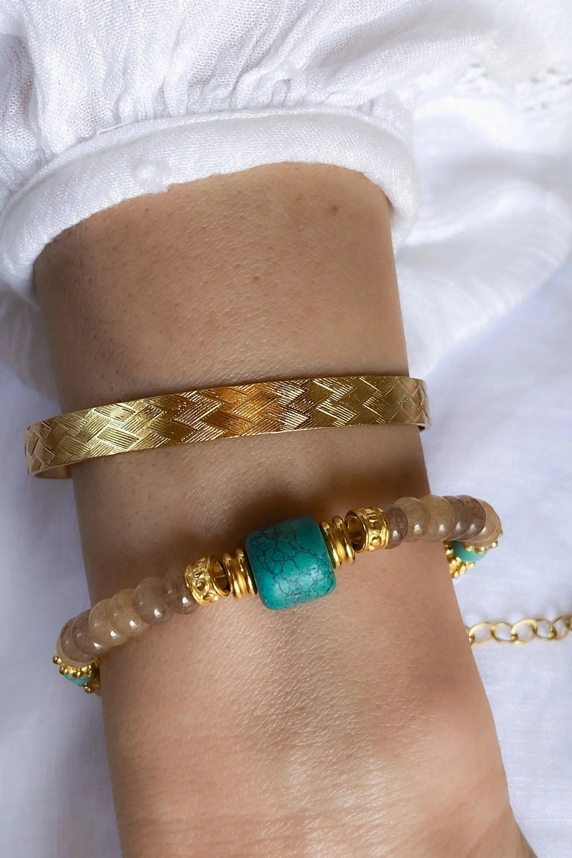 Gold elegant Cuff Bracelet with Straw pattern